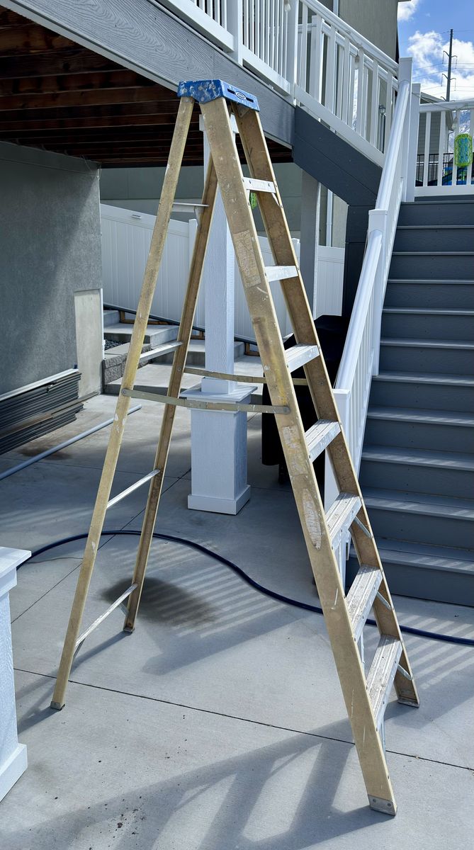 8’ FIBERGLASS STEP LADDER-WERNER BRAND