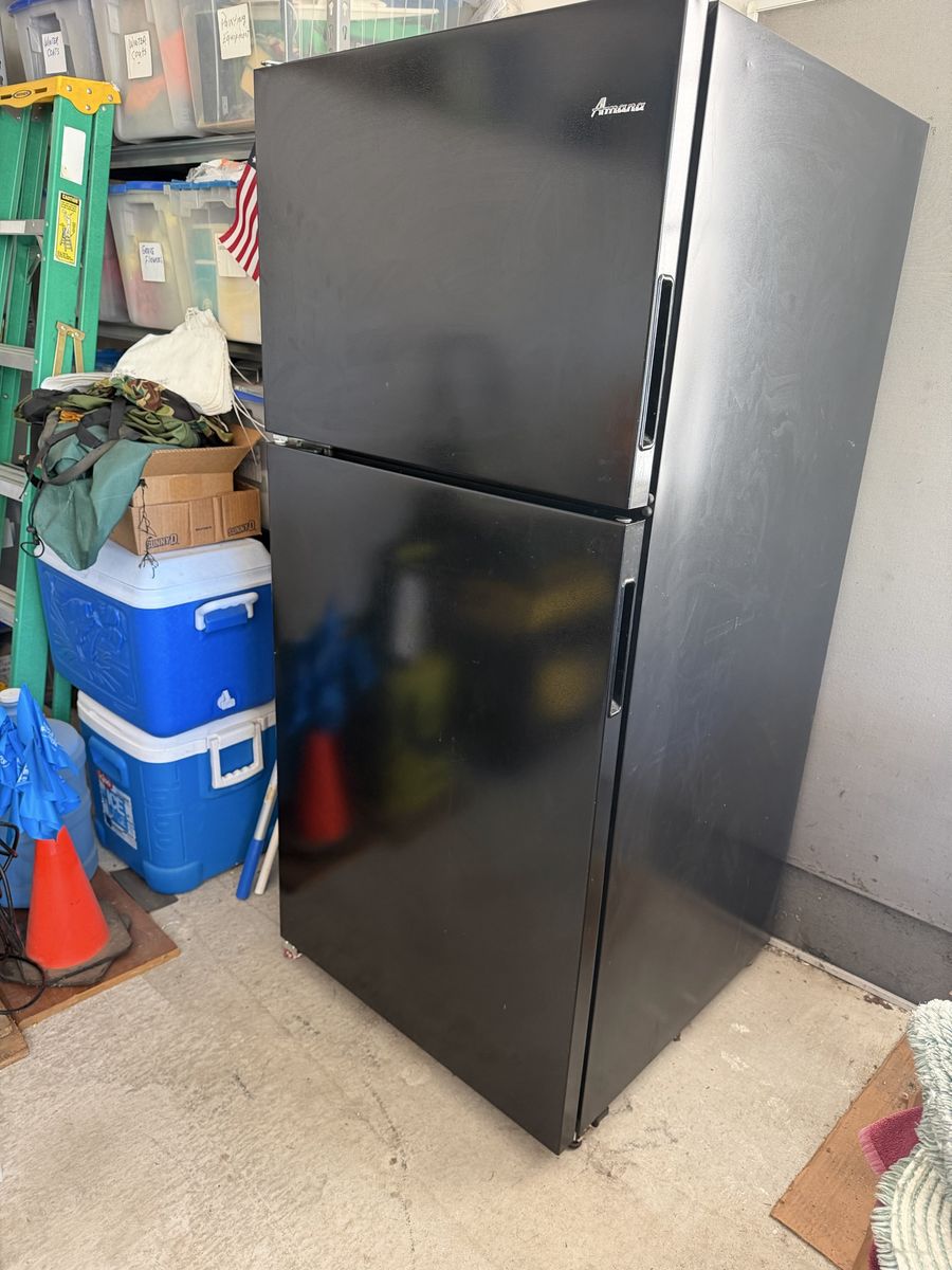 Amana 18.2 cu ft Black Top-Freezer Refrigerator w/ Automatic Defrost (No Ice Maker)