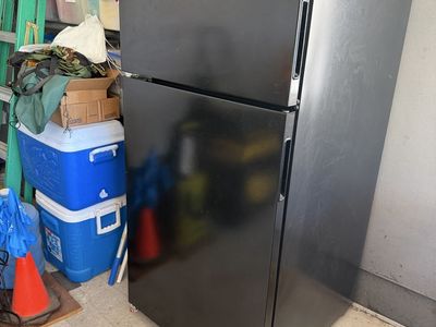 Amana 18.2 cu ft Black Top-Freezer Refrigerator w/ Automatic Defrost (No Ice Maker)