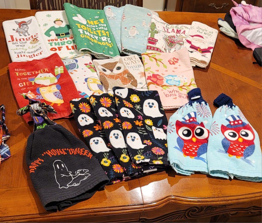 Lot of 17 Holiday Themed Kitchen Hand Towels Used