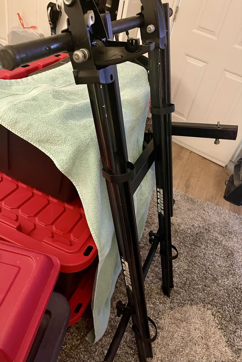 Yakima Hitch Base w/ Thule Tracks w/ Key