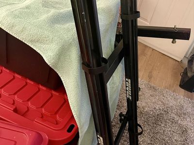 Yakima Hitch Base w/ Thule Tracks w/ Key