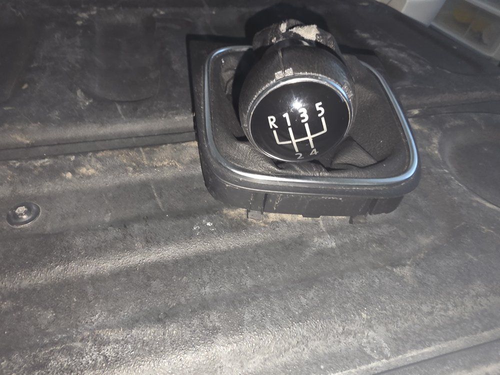 Volkswagen VW 5-Speed Manual Gear Shift Knob with Leather Boot R135/24 Pattern Used