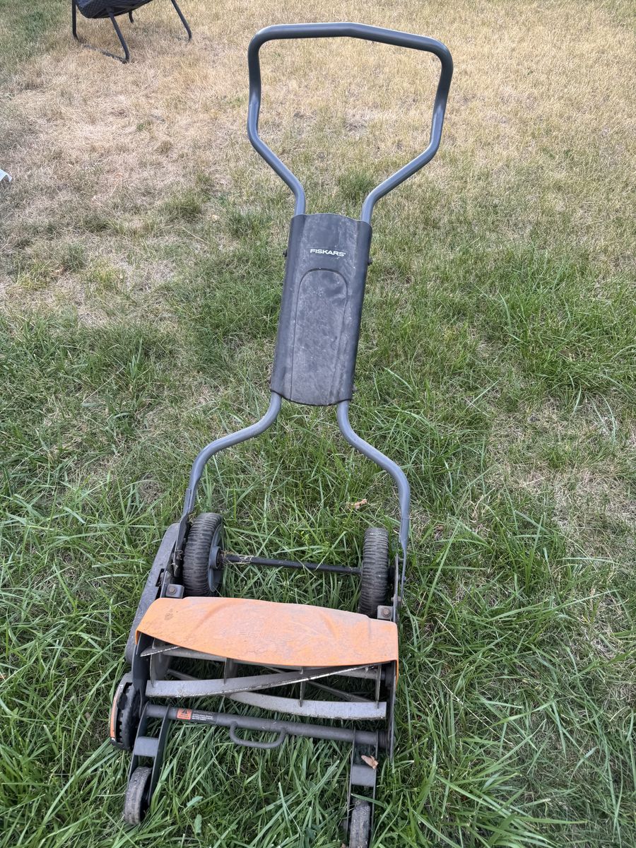Fiskars StaySharp Manual Reel Lawn Mower 75$