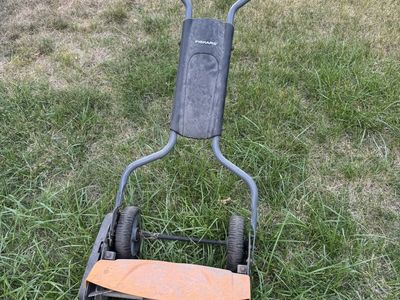 Fiskars StaySharp Manual Reel Lawn Mower 75$