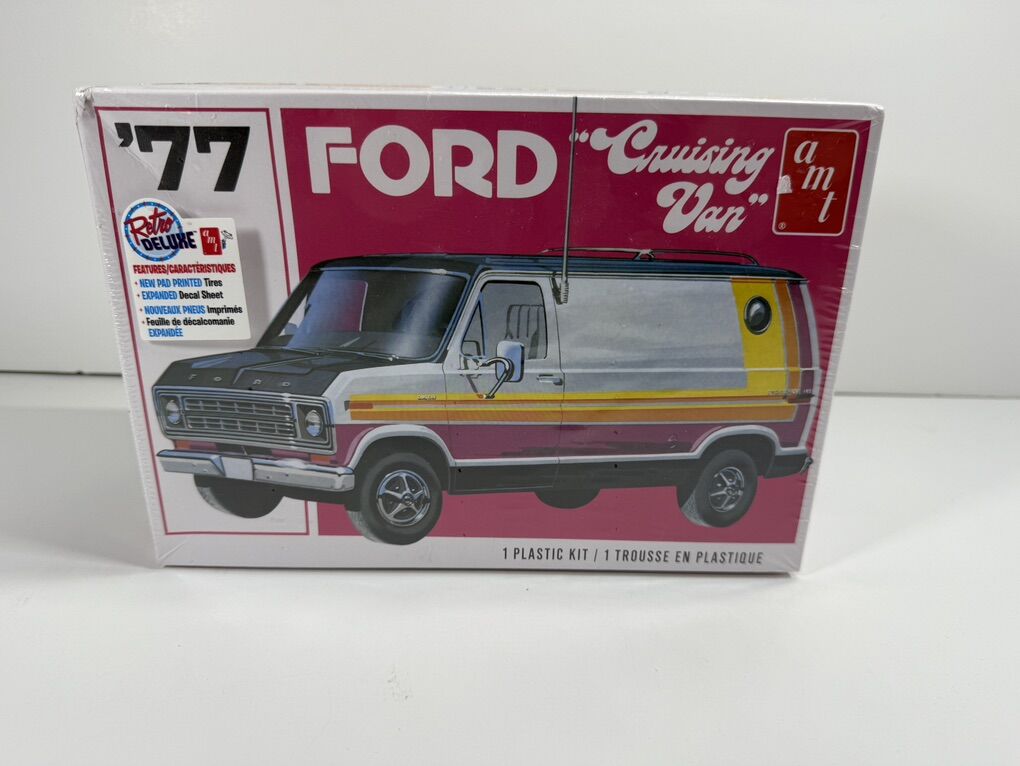 1/25 AMT MODEL KIT 1977 FORD CRUISING VAN 1108M