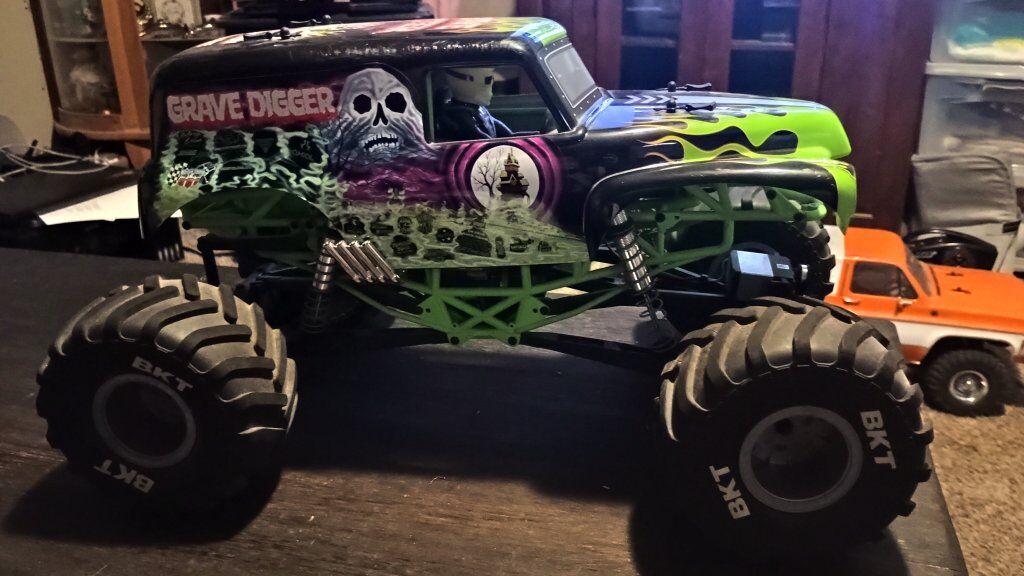 Axial smt10 Grave Digger monster truck Rare