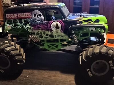 Axial smt10 Grave Digger monster truck Rare