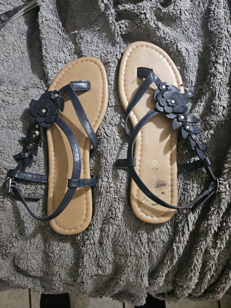 Indigo Rd. Women's Navy Floral Thong Sandals Size 7.5W Flat Ankle Strap