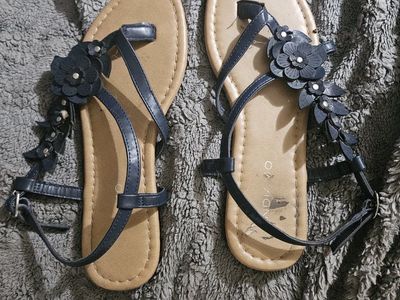 Indigo Rd. Women's Navy Floral Thong Sandals Size 7.5W Flat Ankle Strap