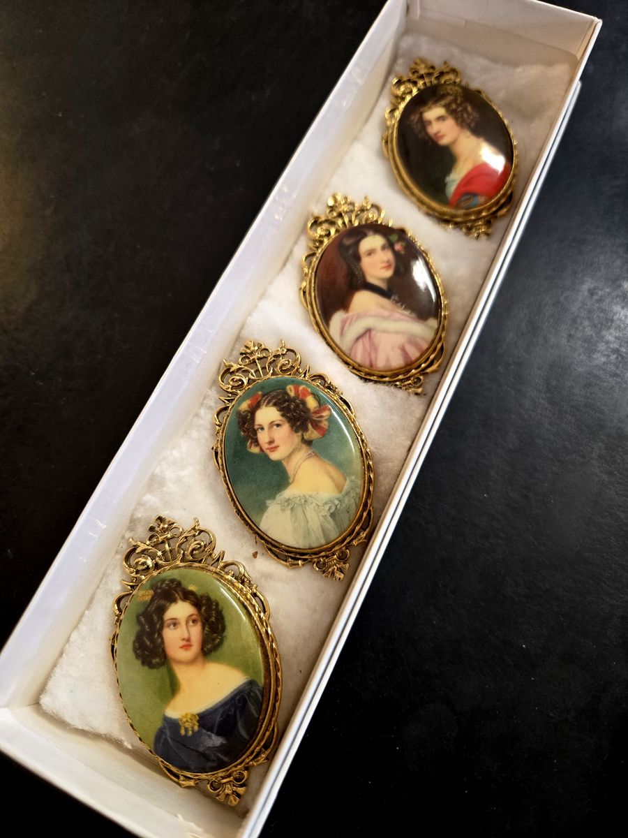 Vintage Brooch, Gold and signed by ART - set of four