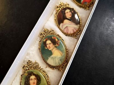 Vintage Brooch, Gold and signed by ART - set of four