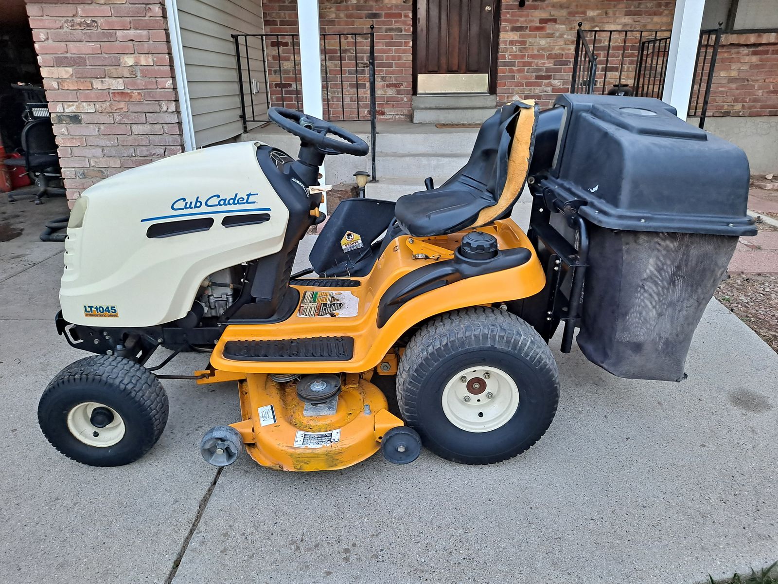 Cub Cadet lawn tractor LT1045 + full Grass catch system, 373hrs