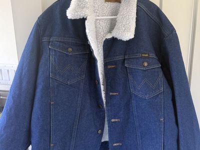 Wrangler Men's XL Blue Denim Sherpa Lined Trucker Jacket - Snap Buttons & Chest Pockets