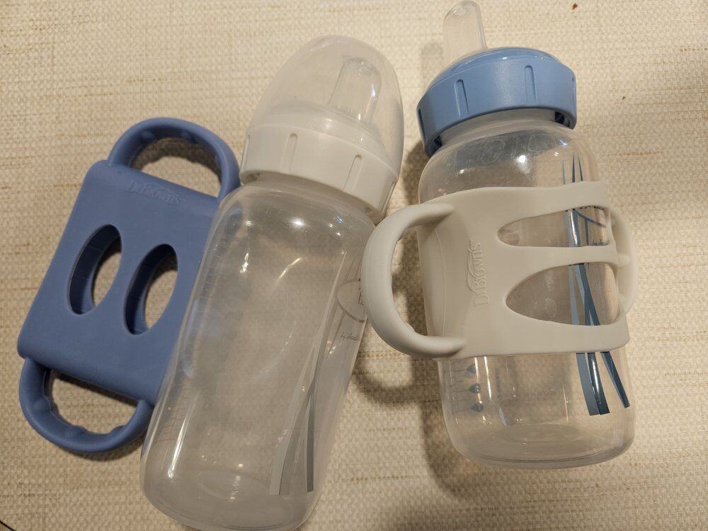 various baby/toddler eating supplies