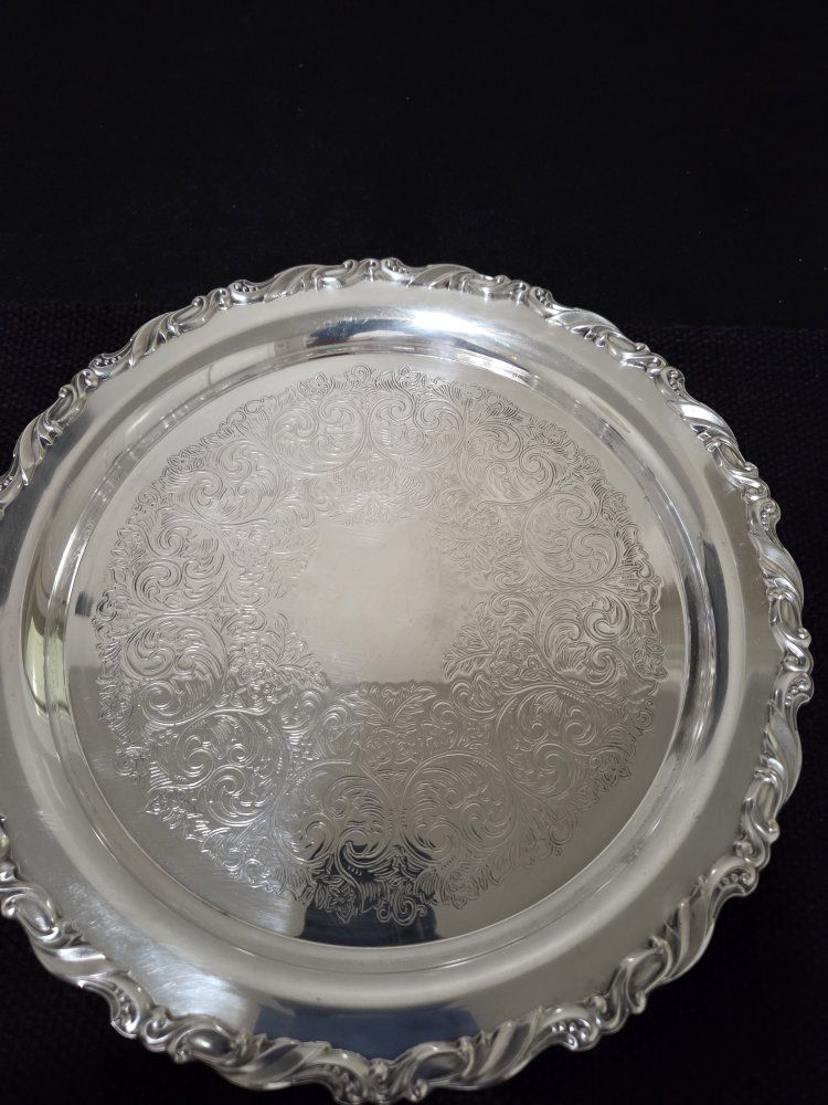 Vintage Oneida Silversmiths Georgian Scroll Round Serving Tray Platter Silver Plated Scalloped Rim
