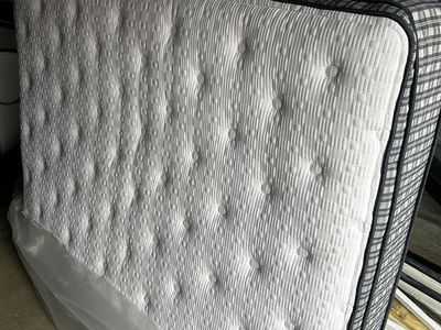 Queen serta mattress