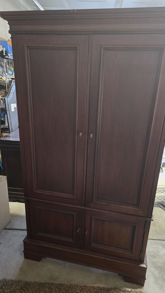 Bedroom set with king size number bed