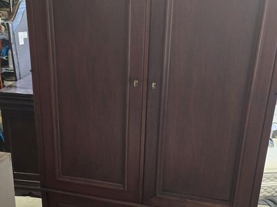 Bedroom set with king size number bed