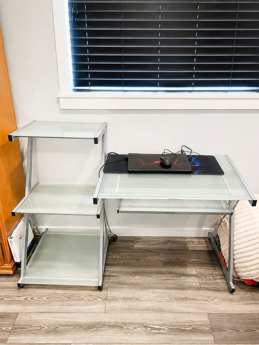 Computer desk 