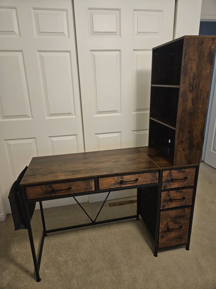 FREE Lightweight Small Computer Desk with side shelf, Fabric Drawers, and Side Pockets