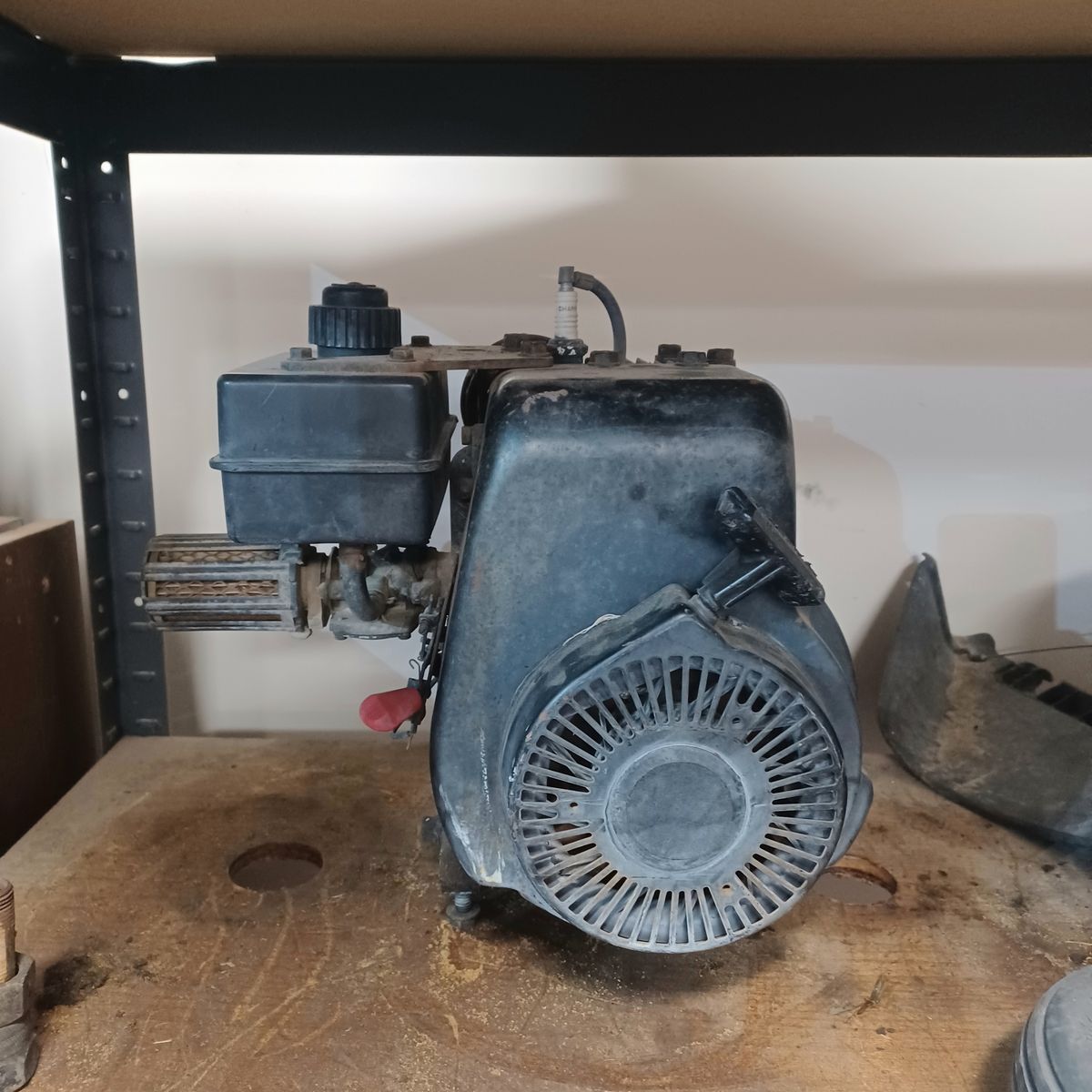 Small horizontal shaft engine