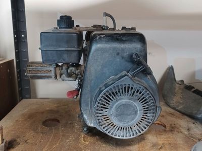 Small horizontal shaft engine