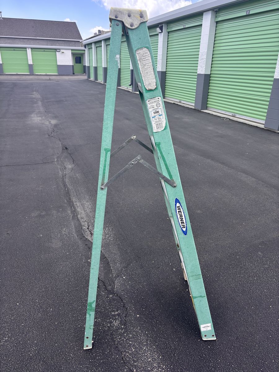 Nice Werner 6’ fiberglass ladder