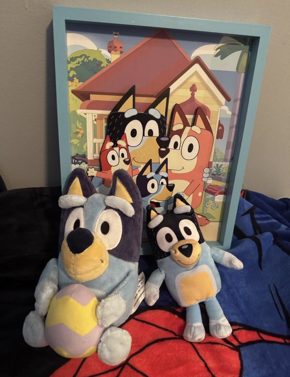 Bluey Toy Bundle including Plush Toys and Framed Wall Art