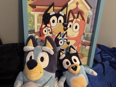 Bluey Toy Bundle including Plush Toys and Framed Wall Art