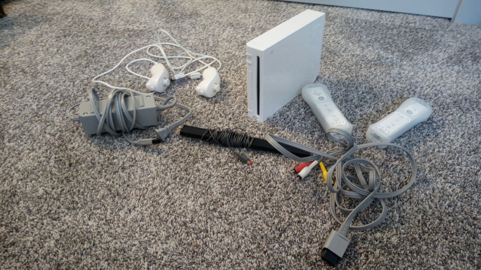 Nintendo Wii console bundle 2 controllers + Nunchucks Tested, Cleaned, Works