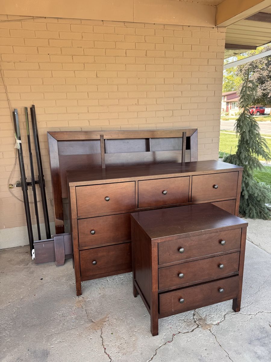 Queen Bedroom Set 3 Piece (headboard/bed frame, 7 drawer dresser, 3 drawer nightstand)