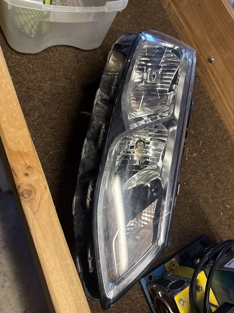 2019 Chevy Cruz Headlight. Passenger Side