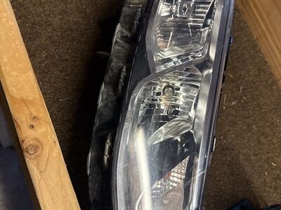 2019 Chevy Cruz Headlight. Passenger Side