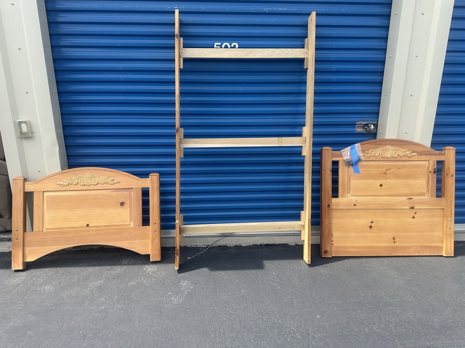 Beautiful Broyhill Wood Twin Bed