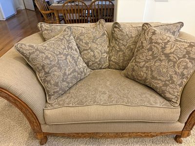 Couch/LoveSeat/Chair/Tables