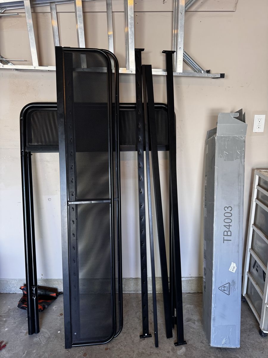 Metal bunk beds