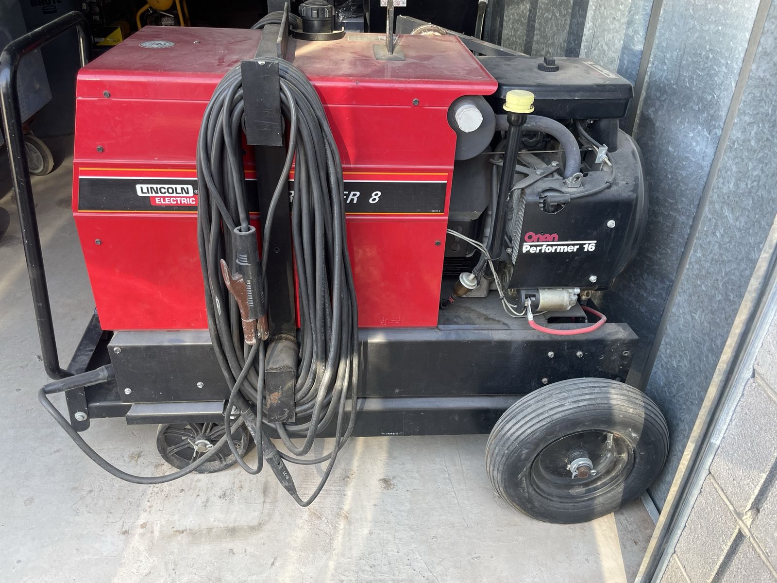 Lincoln Electric Ranger 8 Engine Driven Welder w/ Onan Performer 16 Engine