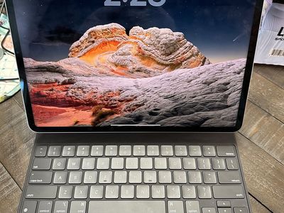 iPad Pro 12.9 Inch 6th Generation 1TB Storage (Wifi + Cellular) w/ Magic Keyboard