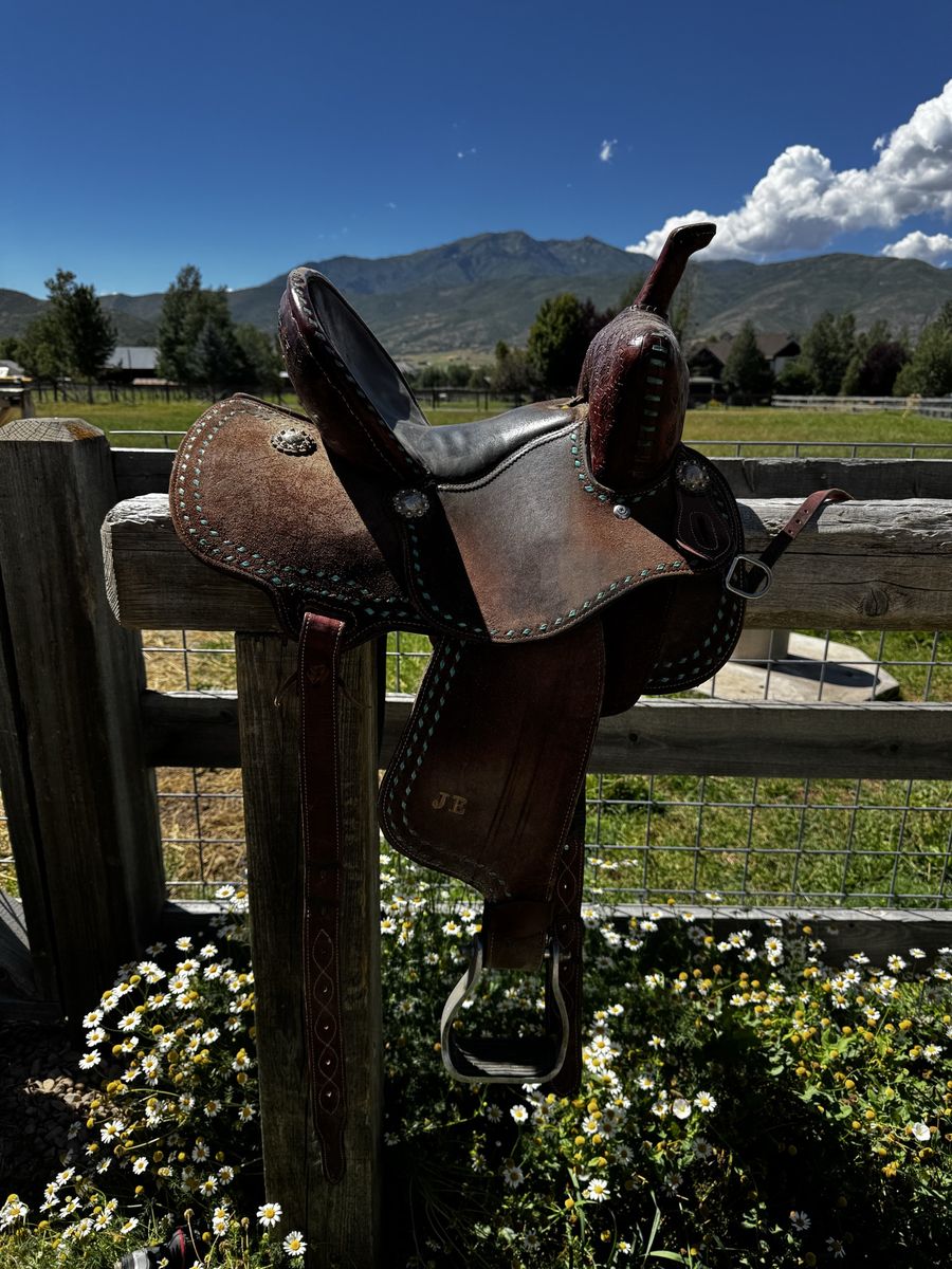 Barrel racing saddle with Turquoise Stitching 
