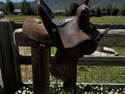 Barrel racing saddle with Turquoise Stitching