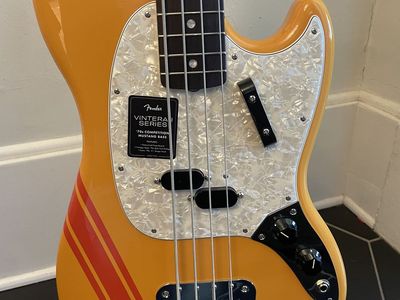 Fender Vintera II 70's Mustang Bass Competition Orange