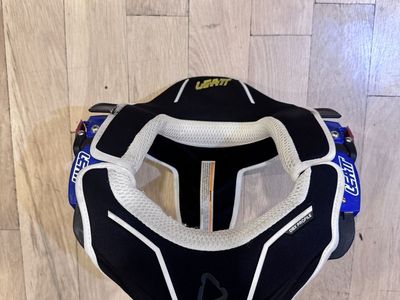 LEATT Bicycle DBX Mountain Bike Carbon Fiber Reinforced Neck Brace Size Small