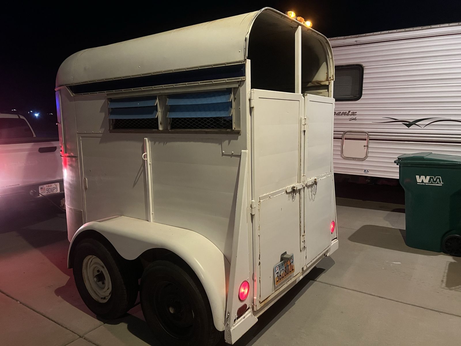 2 horse straight load trailer