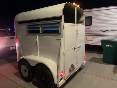 2 horse straight load trailer