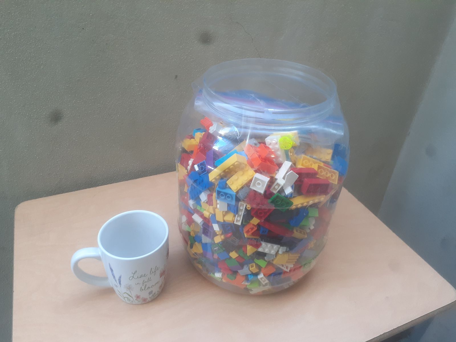 Tub of loose lego and mega block bricks