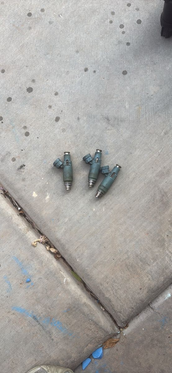 Set of Used Fuel Injectors Auto Engine Parts