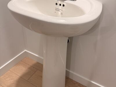 Bathroom Sink / Faucet