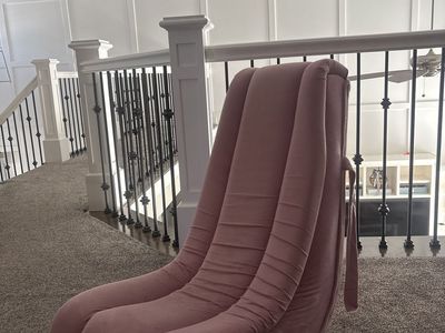 Fun Pink Floor Chair - Cozy & Comfortable Seating (Light Stain)