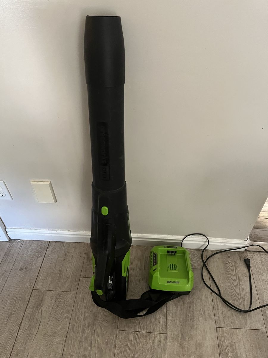 Greenworks Pro leaf blower 80 v  700 cam with battery & charger